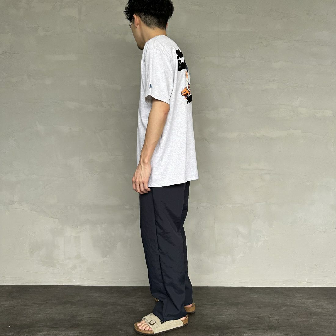 The Endless Summer [エンドレスサマー] 別注 サーフBUHI サガラ刺繍ロゴバックプリントTシャツ [C-24574500-JF] 03 GRAY &&モデル身長：168cm 着用サイズ：L&&