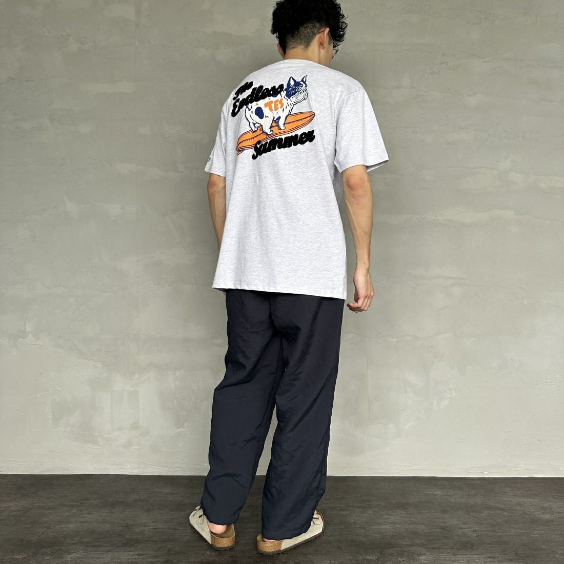 The Endless Summer [エンドレスサマー] 別注 サーフBUHI サガラ刺繍ロゴバックプリントTシャツ [C-24574500-JF] 03 GRAY &&モデル身長：168cm 着用サイズ：L&&