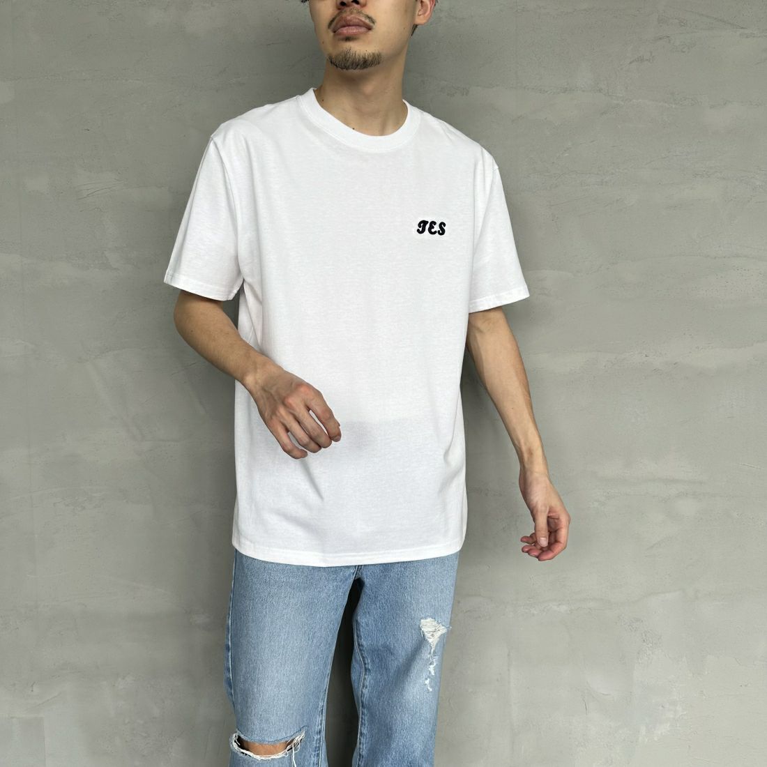 The Endless Summer [エンドレスサマー] 別注 サーフBUHI サガラ刺繍ロゴバックプリントTシャツ [C-24574500-JF] 07 WHITE &&モデル身長：168cm 着用サイズ：L&&