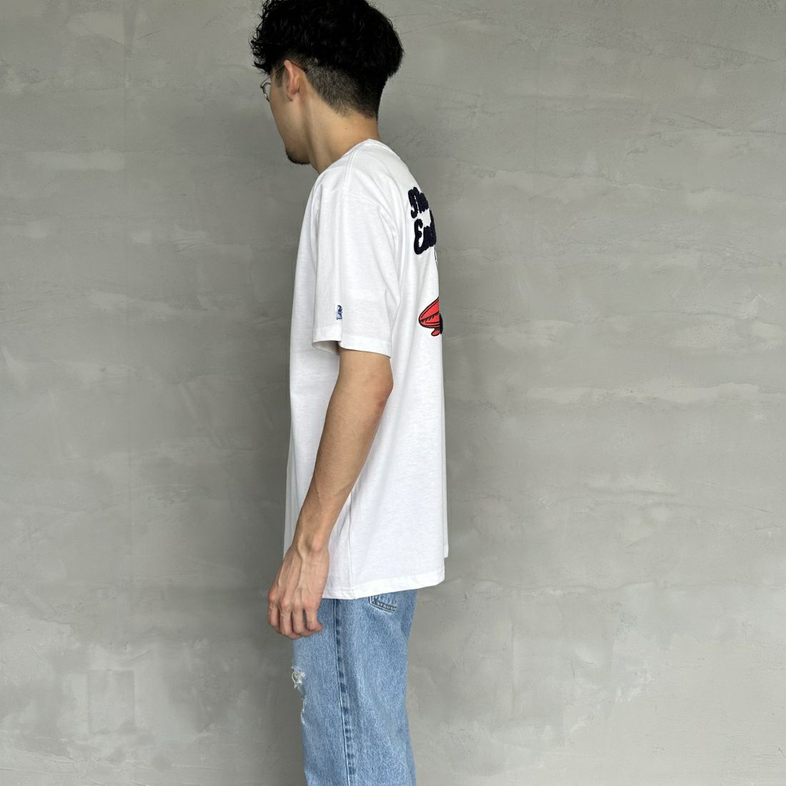 The Endless Summer [エンドレスサマー] 別注 サーフBUHI サガラ刺繍ロゴバックプリントTシャツ [C-24574500-JF] 07 WHITE &&モデル身長：168cm 着用サイズ：L&&