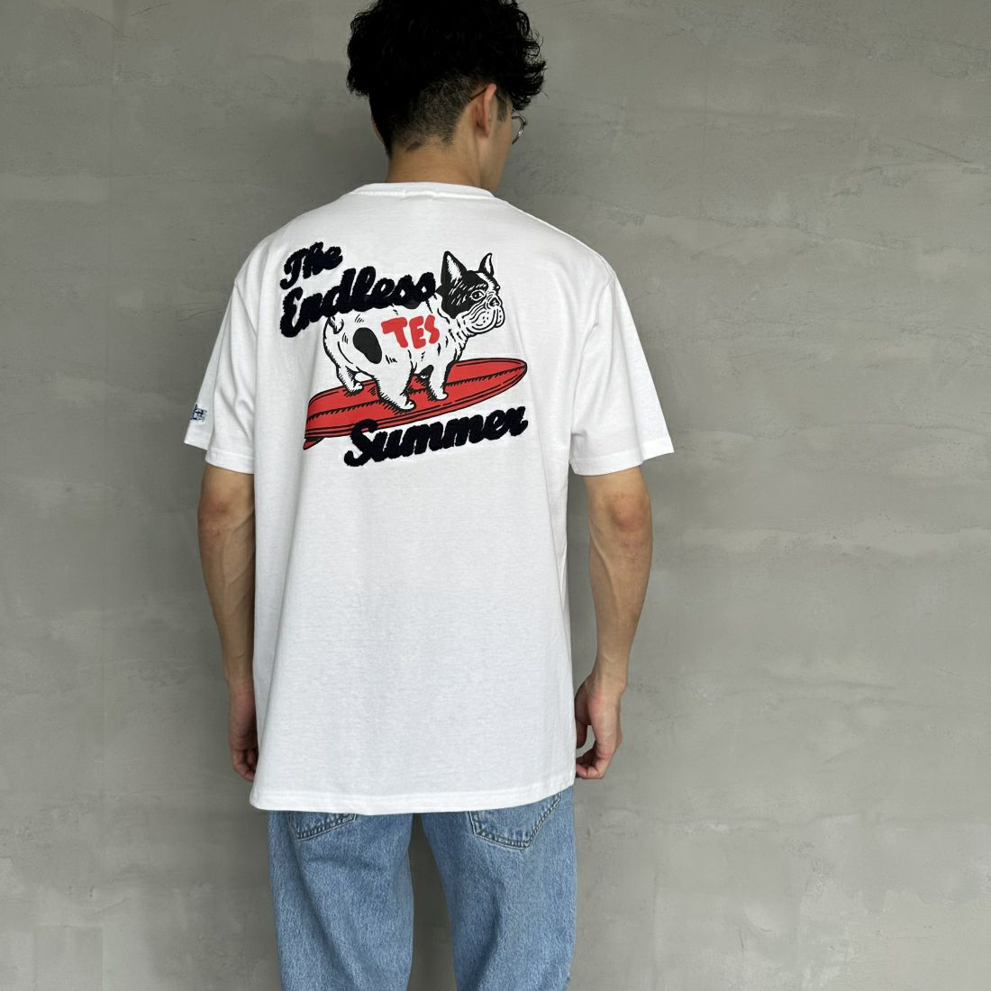 The Endless Summer [エンドレスサマー] 別注 サーフBUHI サガラ刺繍ロゴバックプリントTシャツ [C-24574500-JF] 07 WHITE &&モデル身長：168cm 着用サイズ：L&&
