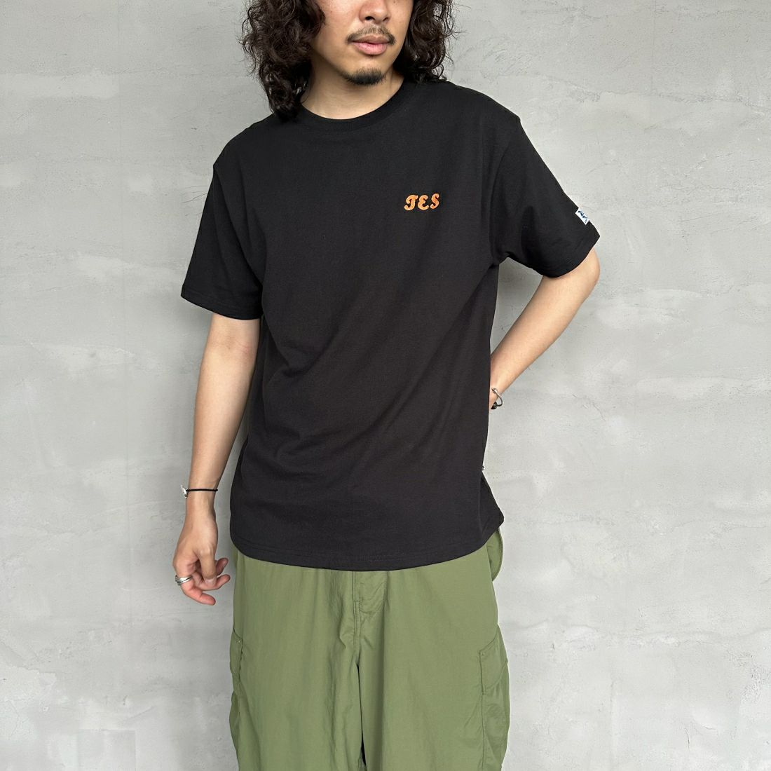 The Endless Summer [エンドレスサマー] 別注 サーフBUHI サガラ刺繍ロゴバックプリントTシャツ [C-24574500-JF] 01 BLACK &&モデル身長：168cm 着用サイズ：L&&
