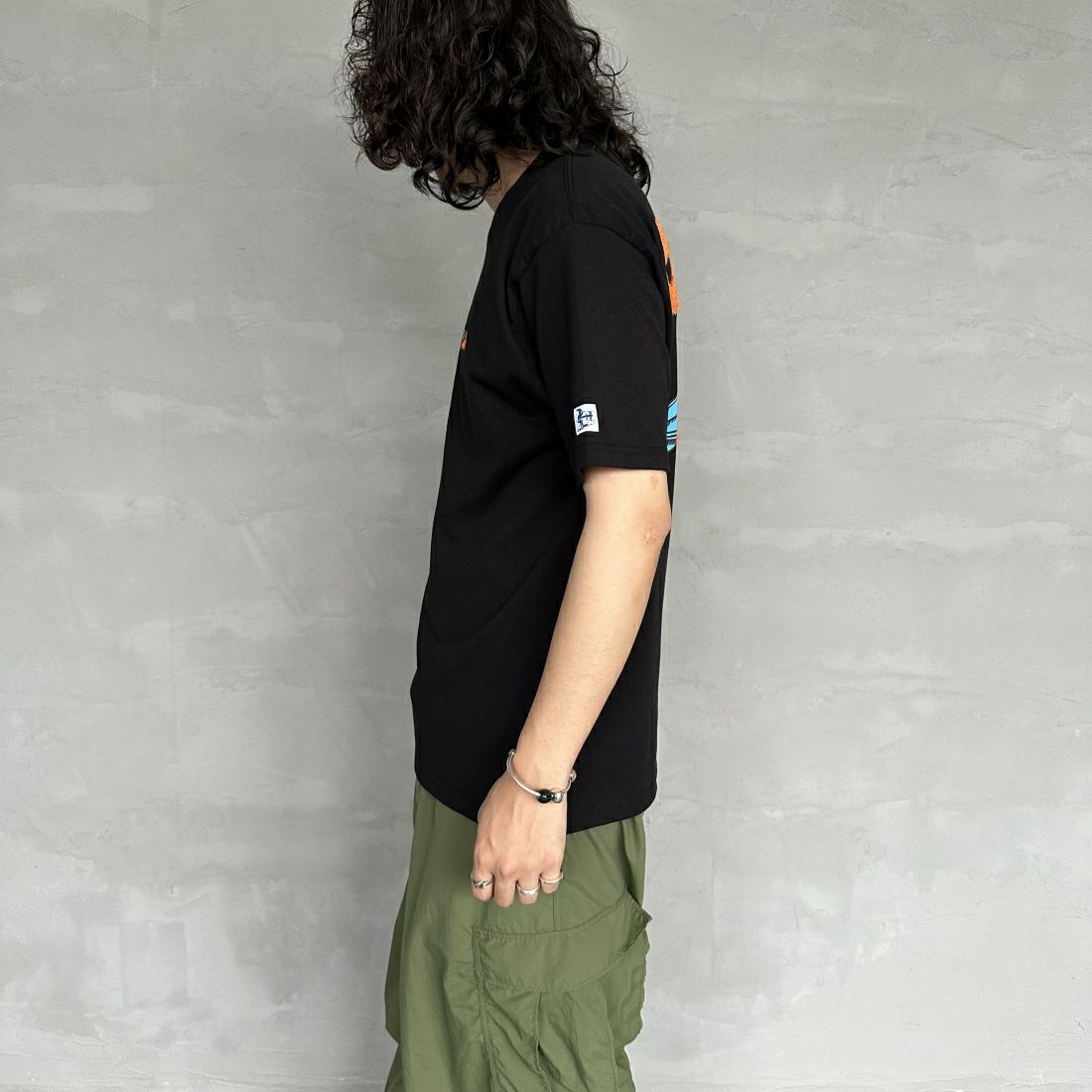 The Endless Summer [エンドレスサマー] 別注 サーフBUHI サガラ刺繍ロゴバックプリントTシャツ [C-24574500-JF] 01 BLACK &&モデル身長：168cm 着用サイズ：L&&