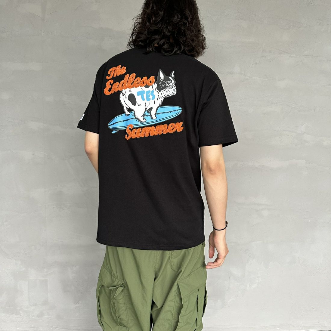 The Endless Summer [エンドレスサマー] 別注 サーフBUHI サガラ刺繍ロゴバックプリントTシャツ [C-24574500-JF] 01 BLACK &&モデル身長：168cm 着用サイズ：L&&