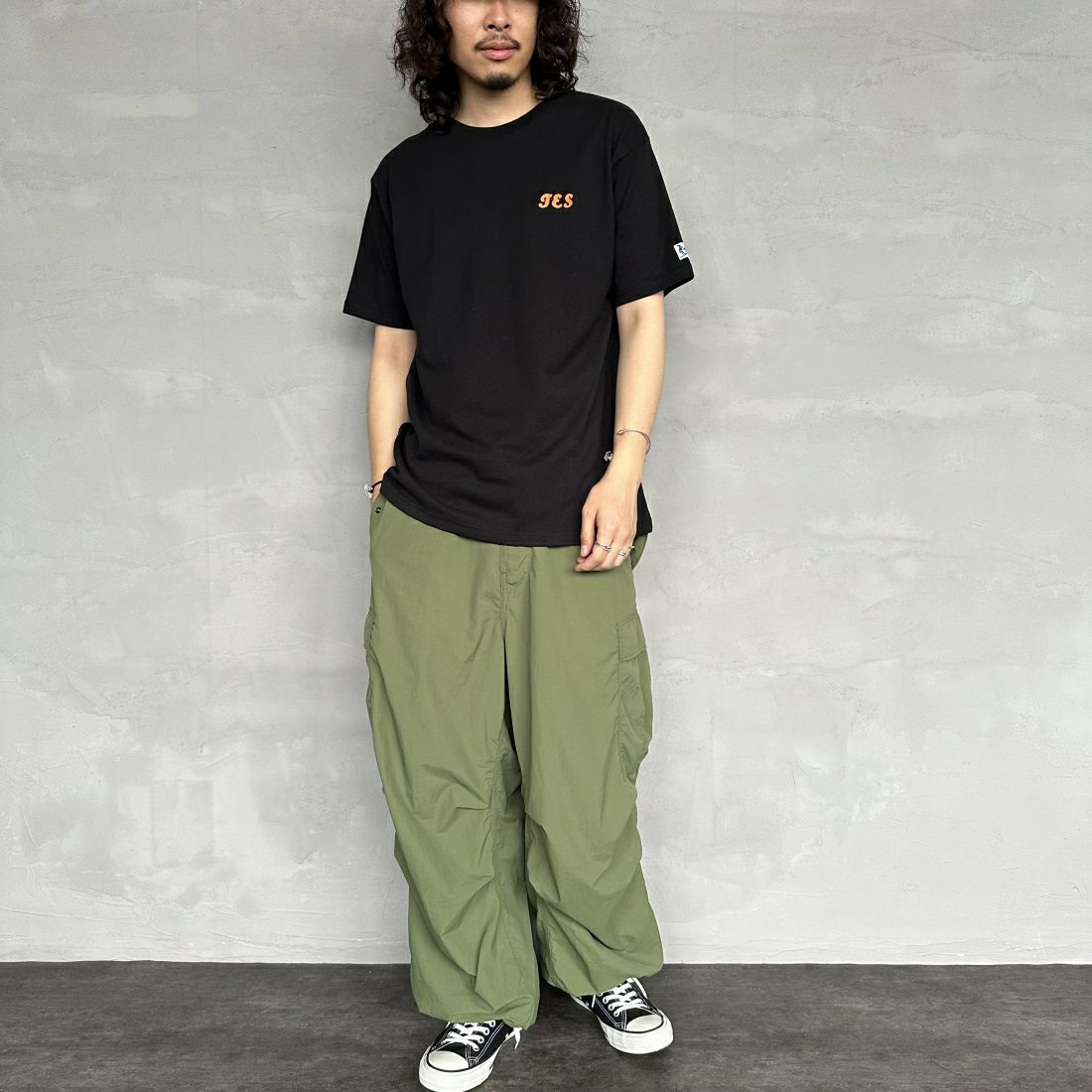 The Endless Summer [エンドレスサマー] 別注 サーフBUHI サガラ刺繍ロゴバックプリントTシャツ [C-24574500-JF] 01 BLACK &&モデル身長：168cm 着用サイズ：L&&