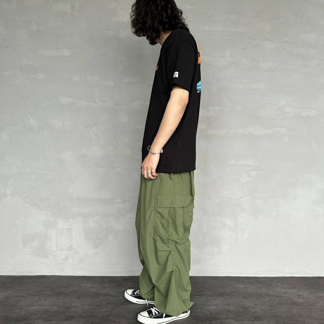 The Endless Summer [エンドレスサマー] 別注 サーフBUHI サガラ刺繍ロゴバックプリントTシャツ [C-24574500-JF] 01 BLACK &&モデル身長：168cm 着用サイズ：L&&