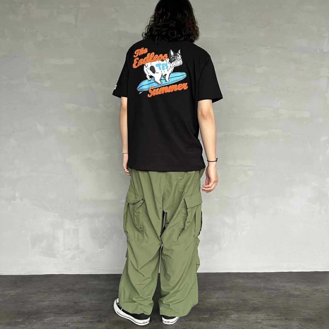 The Endless Summer [エンドレスサマー] 別注 サーフBUHI サガラ刺繍ロゴバックプリントTシャツ [C-24574500-JF] 01 BLACK &&モデル身長：168cm 着用サイズ：L&&