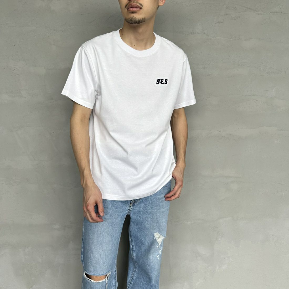 The Endless Summer [エンドレスサマー] 別注 サーフBUHI サガラ刺繍ロゴバックプリントTシャツ [C-24574500-JF] 07 WHITE &&モデル身長：168cm 着用サイズ：M&