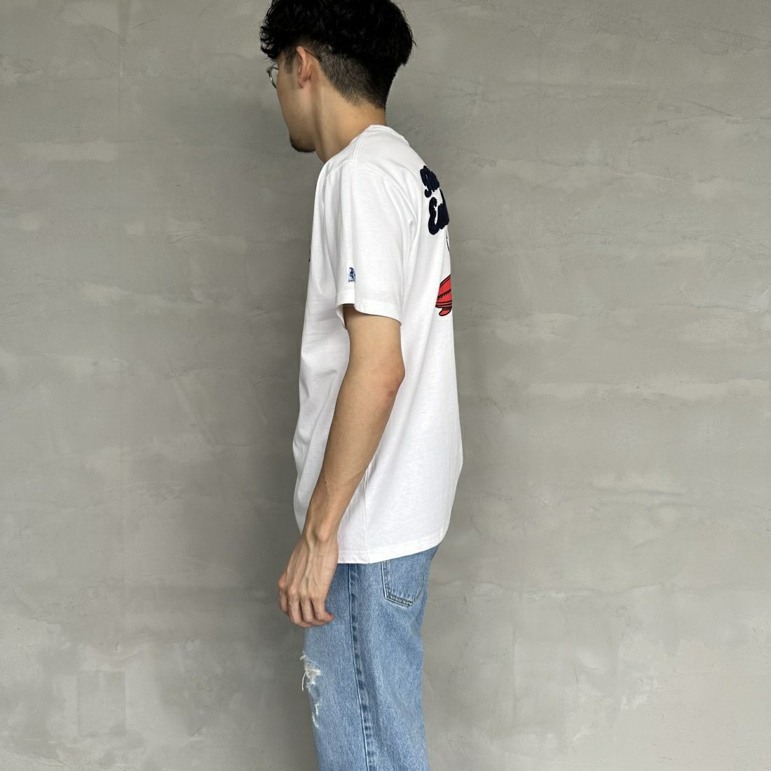 The Endless Summer [エンドレスサマー] 別注 サーフBUHI サガラ刺繍ロゴバックプリントTシャツ [C-24574500-JF] 07 WHITE &&モデル身長：168cm 着用サイズ：M&