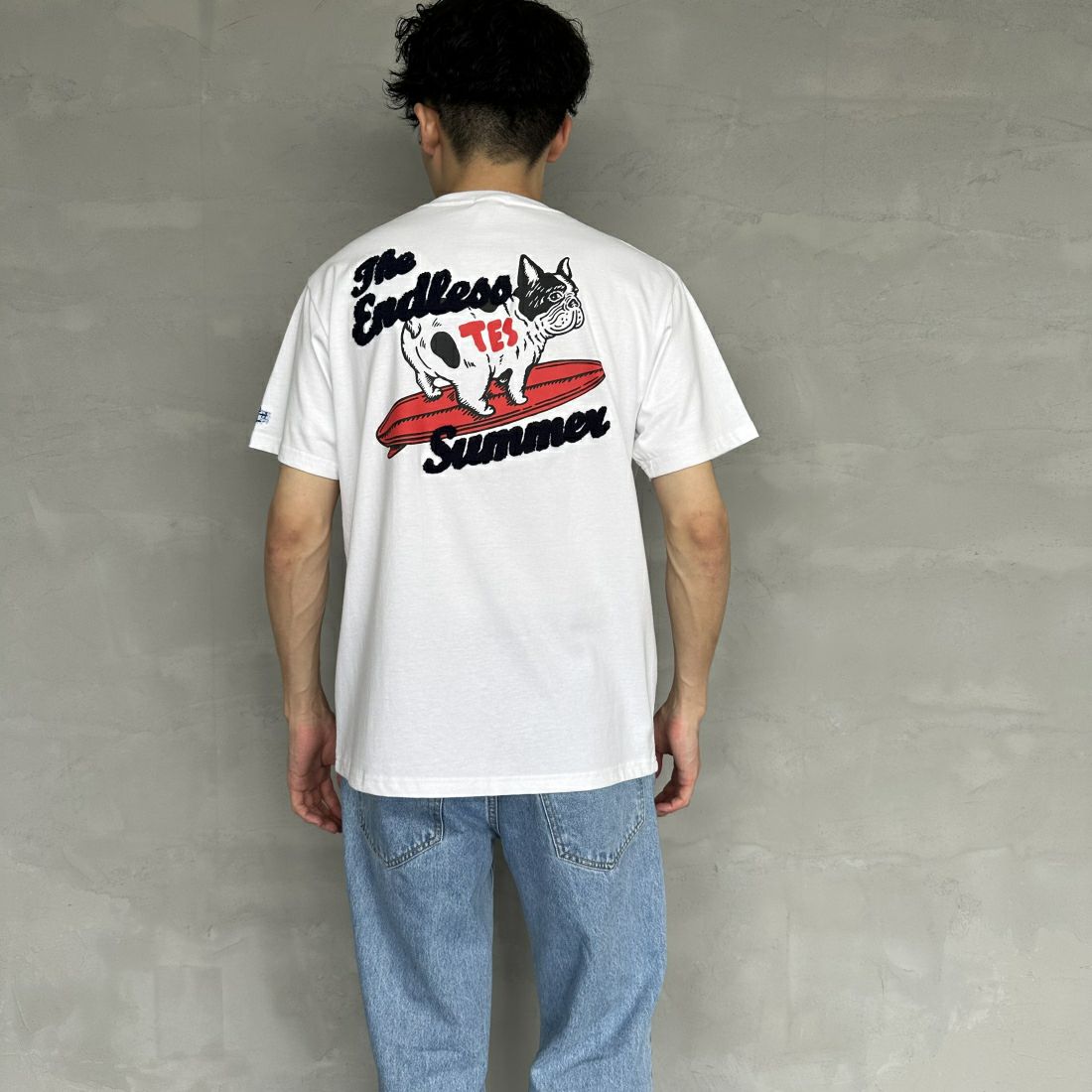 The Endless Summer [エンドレスサマー] 別注 サーフBUHI サガラ刺繍ロゴバックプリントTシャツ [C-24574500-JF] 07 WHITE &&モデル身長：168cm 着用サイズ：M&