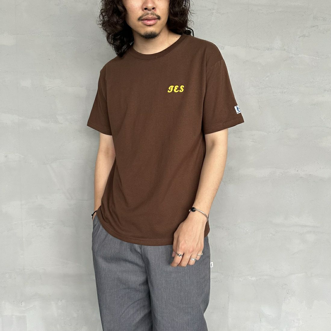 The Endless Summer [エンドレスサマー] 別注 サーフBUHI サガラ刺繍ロゴバックプリントTシャツ [C-24574500-JF] 32 BROWN &&モデル身長：173cm 着用サイズ：M&