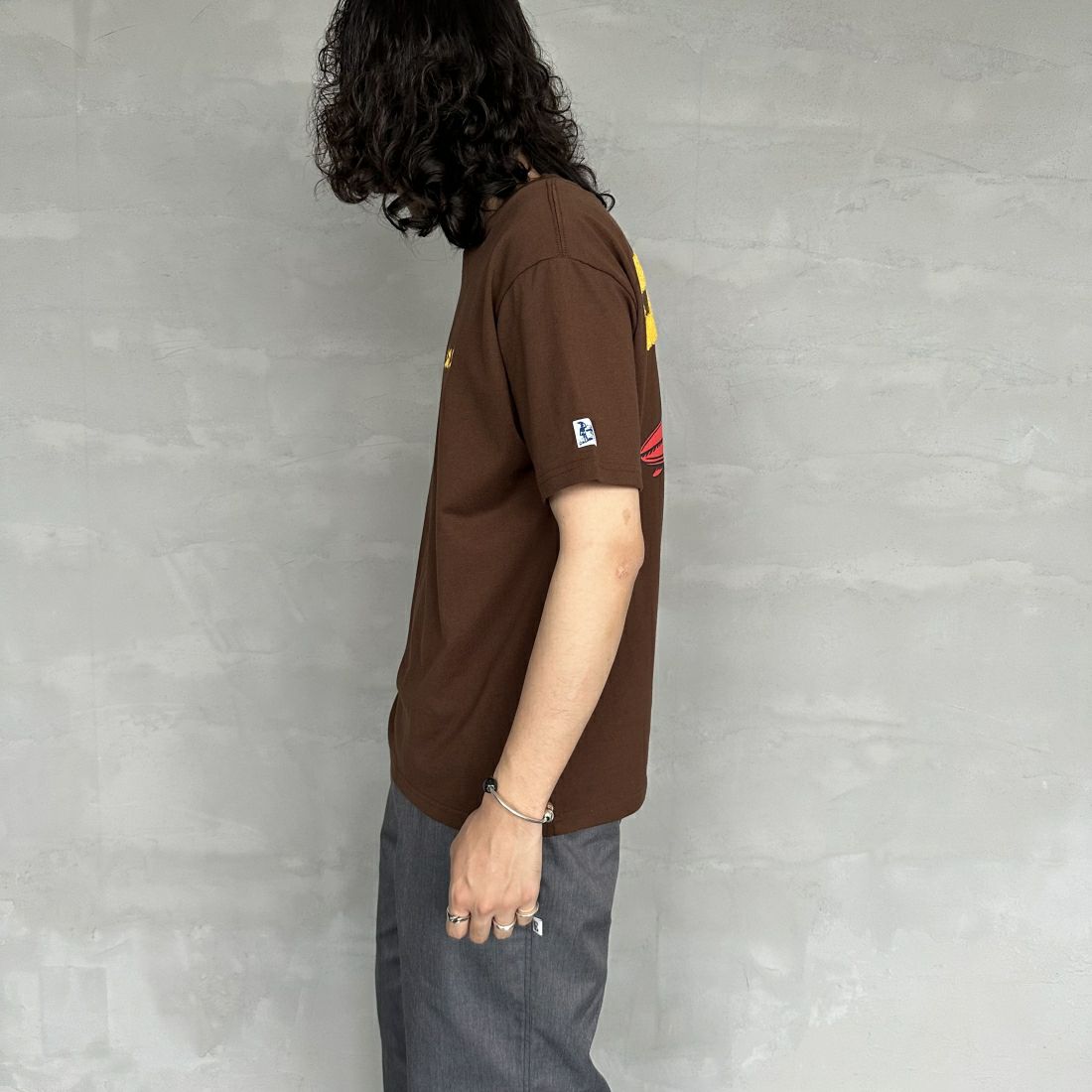 The Endless Summer [エンドレスサマー] 別注 サーフBUHI サガラ刺繍ロゴバックプリントTシャツ [C-24574500-JF] 32 BROWN &&モデル身長：173cm 着用サイズ：M&