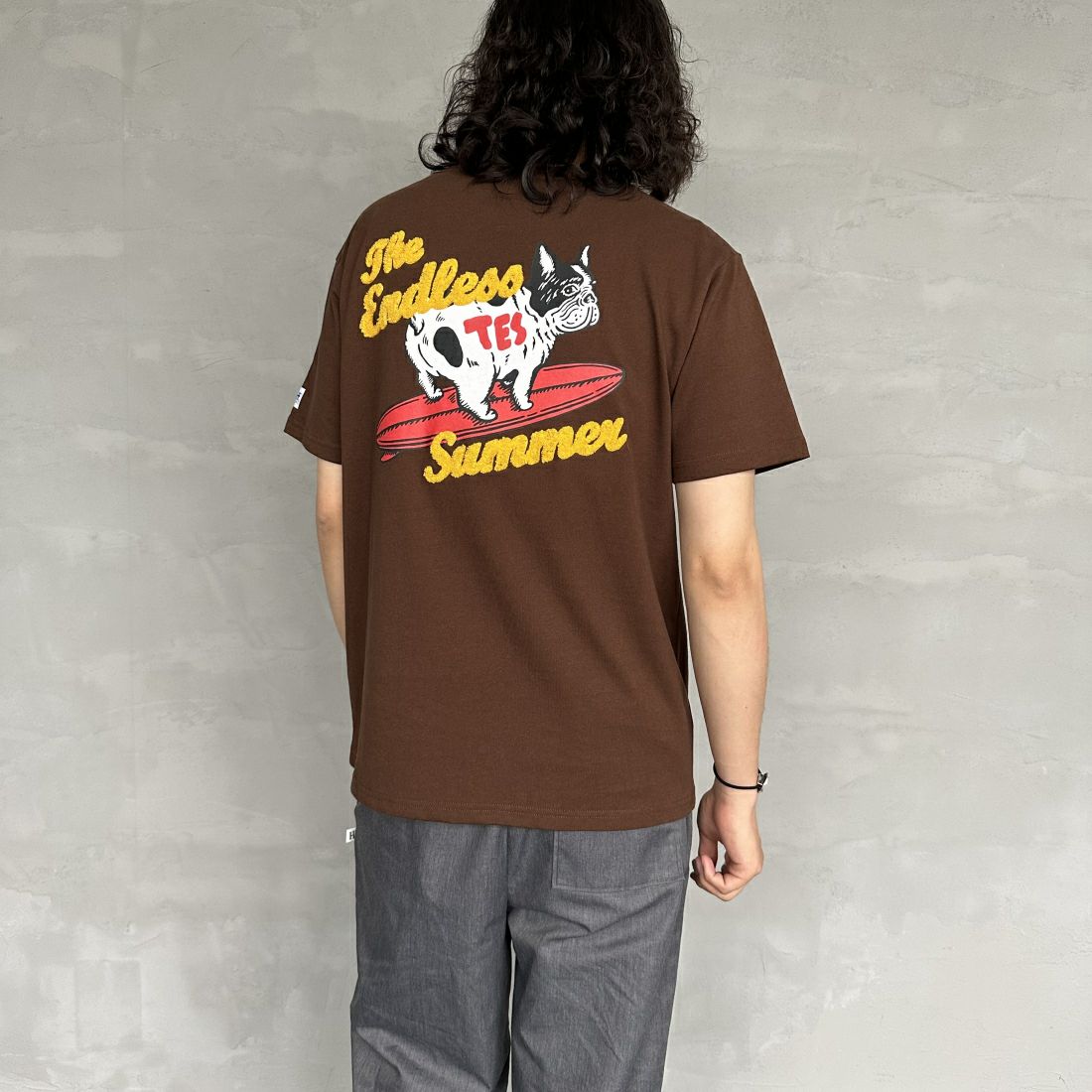 The Endless Summer [エンドレスサマー] 別注 サーフBUHI サガラ刺繍ロゴバックプリントTシャツ [C-24574500-JF] 32 BROWN &&モデル身長：173cm 着用サイズ：M&