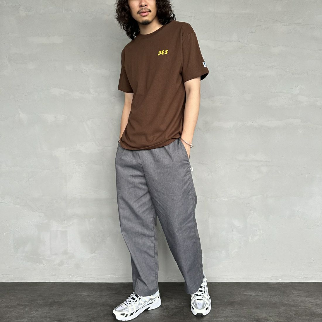 The Endless Summer [エンドレスサマー] 別注 サーフBUHI サガラ刺繍ロゴバックプリントTシャツ [C-24574500-JF] 32 BROWN &&モデル身長：173cm 着用サイズ：M&