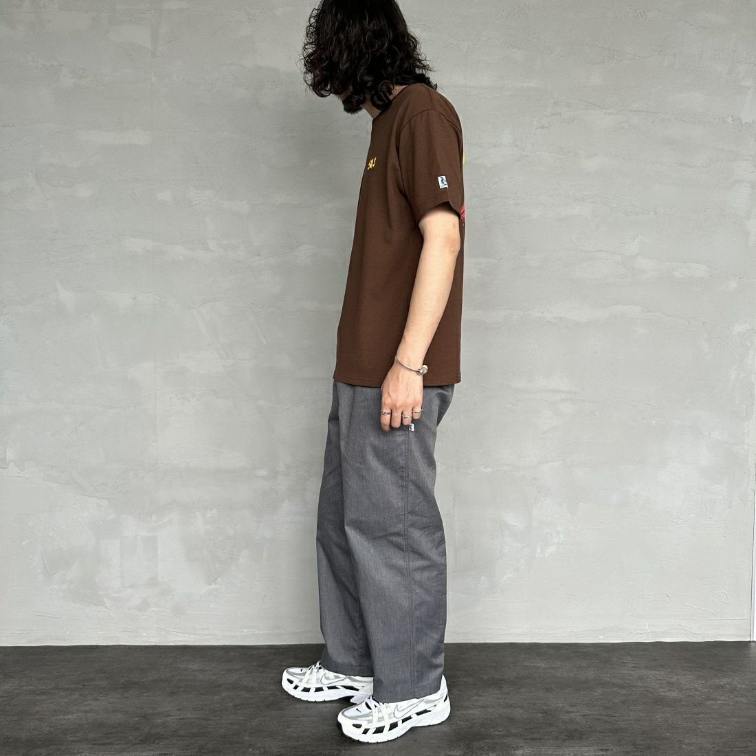 The Endless Summer [エンドレスサマー] 別注 サーフBUHI サガラ刺繍ロゴバックプリントTシャツ [C-24574500-JF] 32 BROWN &&モデル身長：173cm 着用サイズ：M&