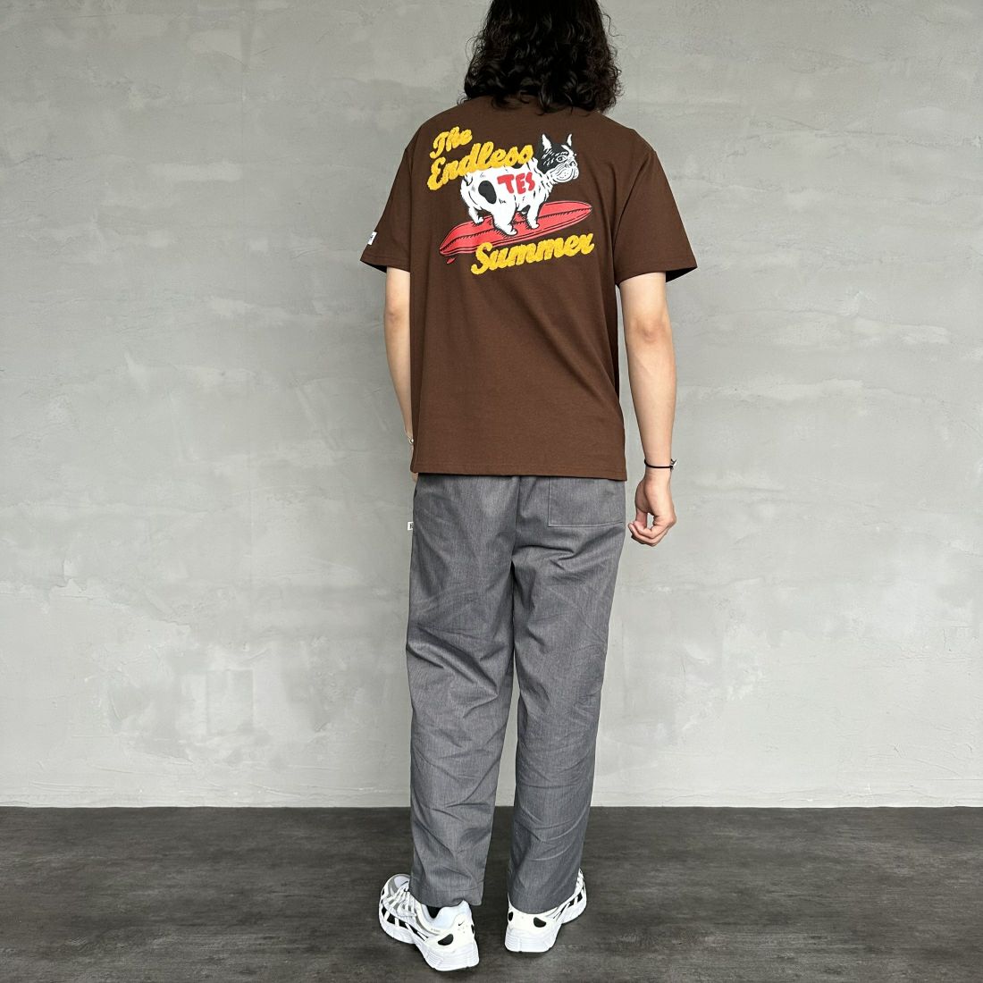 The Endless Summer [エンドレスサマー] 別注 サーフBUHI サガラ刺繍ロゴバックプリントTシャツ [C-24574500-JF] 32 BROWN &&モデル身長：173cm 着用サイズ：M&