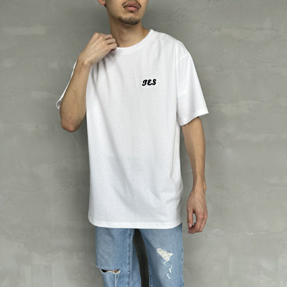 The Endless Summer [エンドレスサマー] 別注 サーフBUHI サガラ刺繍ロゴバックプリントTシャツ [C-24574500-JF] 07 WHITE &&モデル身長：168cm 着用サイズ：XL&