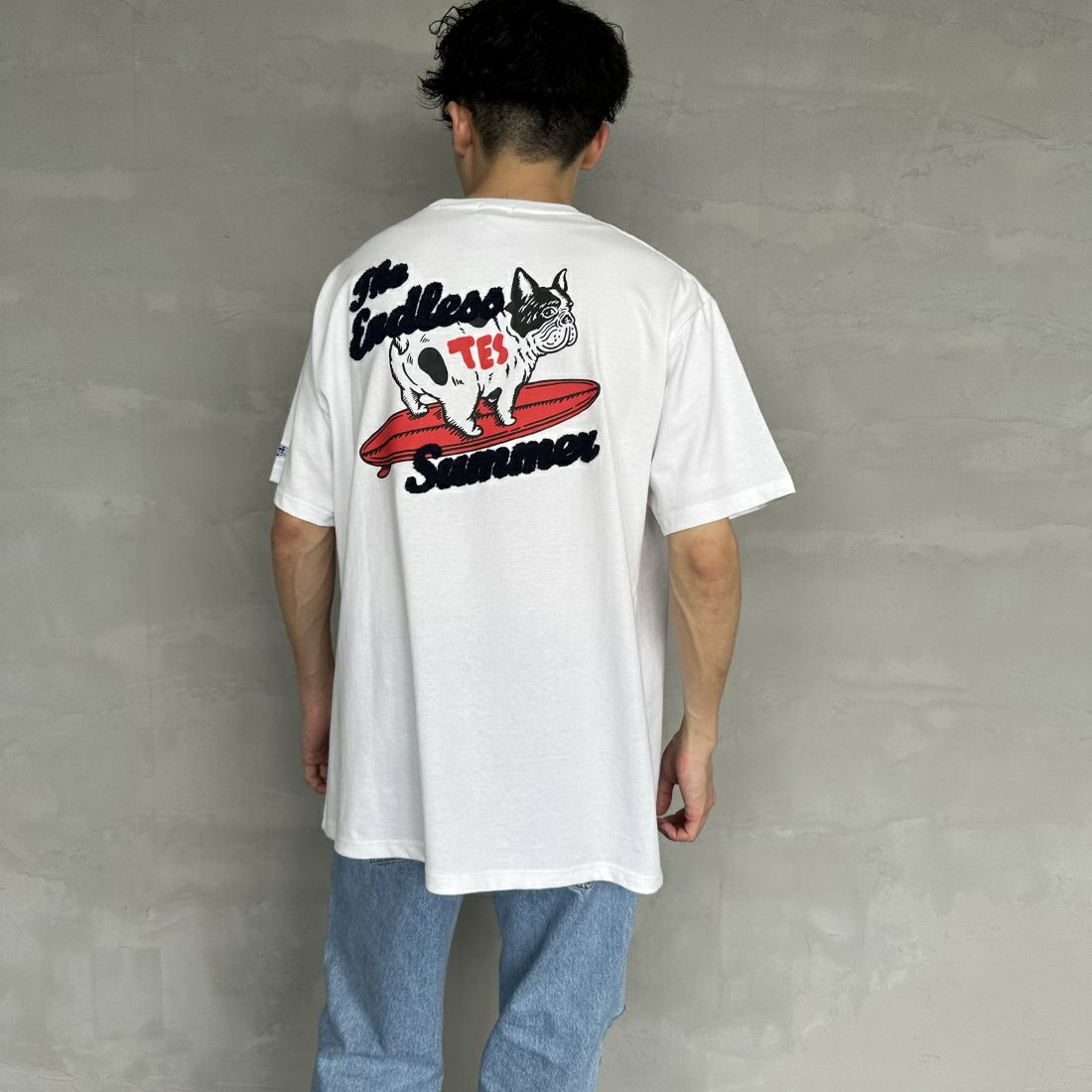 The Endless Summer [エンドレスサマー] 別注 サーフBUHI サガラ刺繍ロゴバックプリントTシャツ [C-24574500-JF] 07 WHITE &&モデル身長：168cm 着用サイズ：XL&