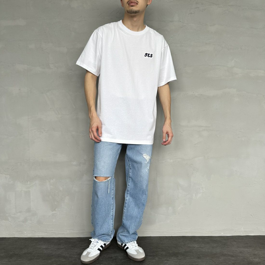 The Endless Summer [エンドレスサマー] 別注 サーフBUHI サガラ刺繍ロゴバックプリントTシャツ [C-24574500-JF] 07 WHITE &&モデル身長：168cm 着用サイズ：XL&