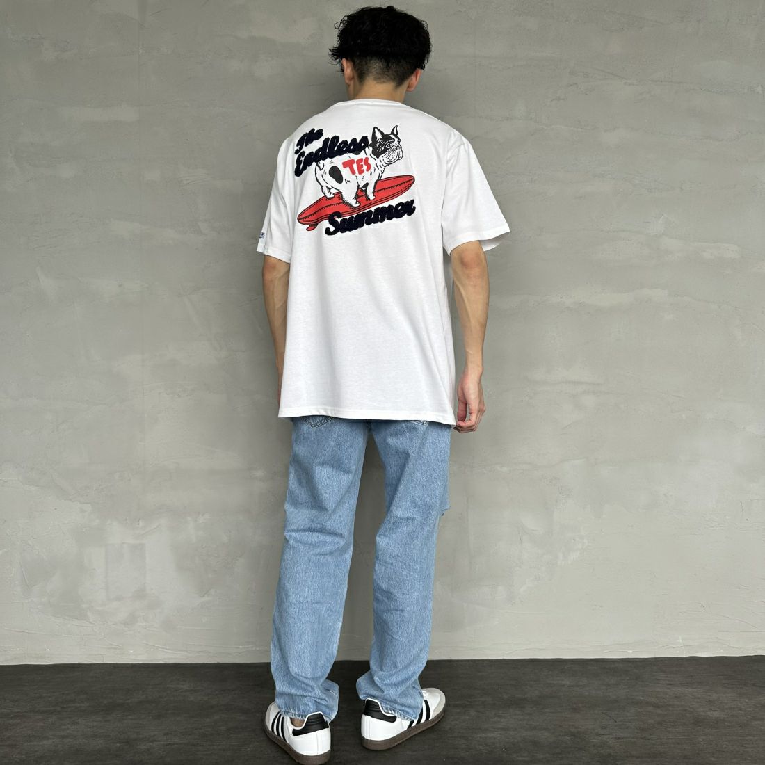 The Endless Summer [エンドレスサマー] 別注 サーフBUHI サガラ刺繍ロゴバックプリントTシャツ [C-24574500-JF] 07 WHITE &&モデル身長：168cm 着用サイズ：XL&