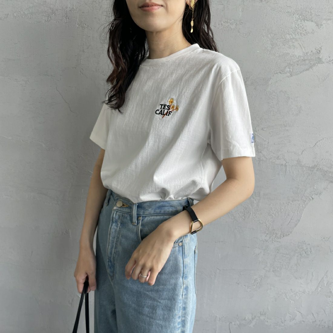 The Endless Summer [エンドレスサマー] 別注 花柄ワンポイント刺繍ロゴ ショートスリーブTシャツ [FH-24574503-JF] 07 WHITE &&モデル身長：160cm 着用サイズ：S&&