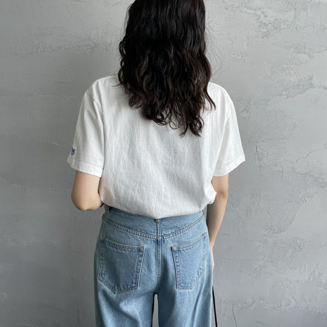 The Endless Summer [エンドレスサマー] 別注 花柄ワンポイント刺繍ロゴ ショートスリーブTシャツ [FH-24574503-JF] 07 WHITE &&モデル身長：160cm 着用サイズ：S&&