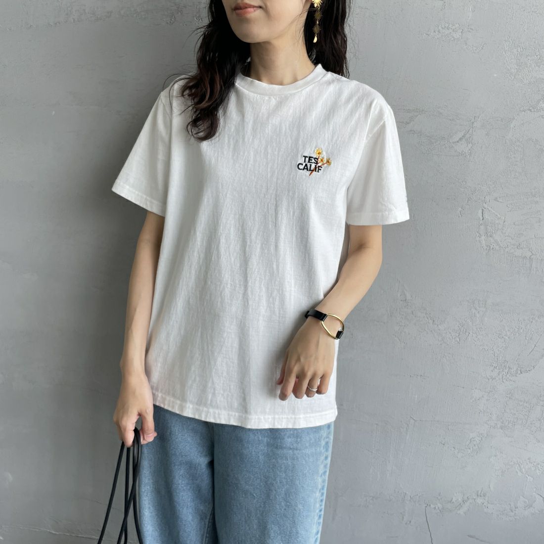 The Endless Summer [エンドレスサマー] 別注 花柄ワンポイント刺繍ロゴ ショートスリーブTシャツ [FH-24574503-JF] 07 WHITE &&モデル身長：160cm 着用サイズ：S&&