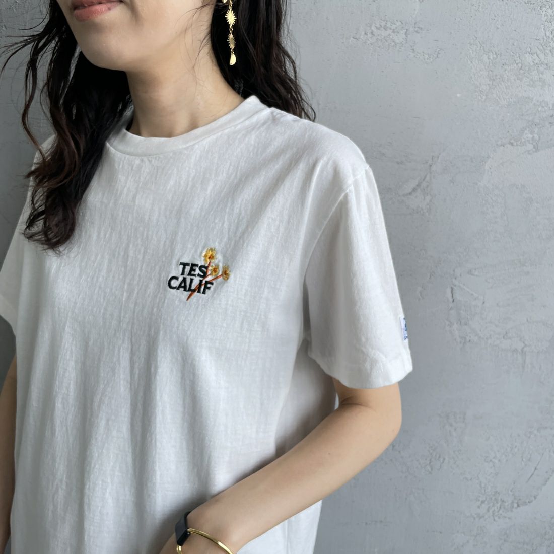 The Endless Summer [エンドレスサマー] 別注 花柄ワンポイント刺繍ロゴ ショートスリーブTシャツ [FH-24574503-JF] 07 WHITE &&モデル身長：160cm 着用サイズ：S&&