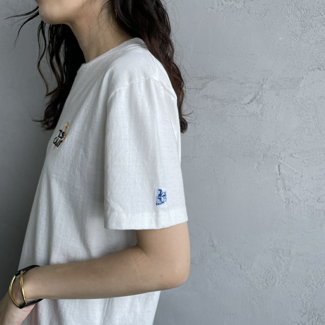 The Endless Summer [エンドレスサマー] 別注 花柄ワンポイント刺繍ロゴ ショートスリーブTシャツ [FH-24574503-JF] 07 WHITE &&モデル身長：160cm 着用サイズ：S&&
