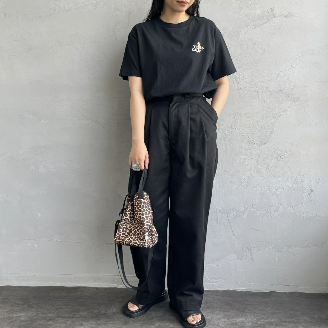 The Endless Summer [エンドレスサマー] 別注 花柄ワンポイント刺繍ロゴ ショートスリーブTシャツ [FH-24574503-JF] 01 BLACK &&モデル身長：156cm 着用サイズ：S&&