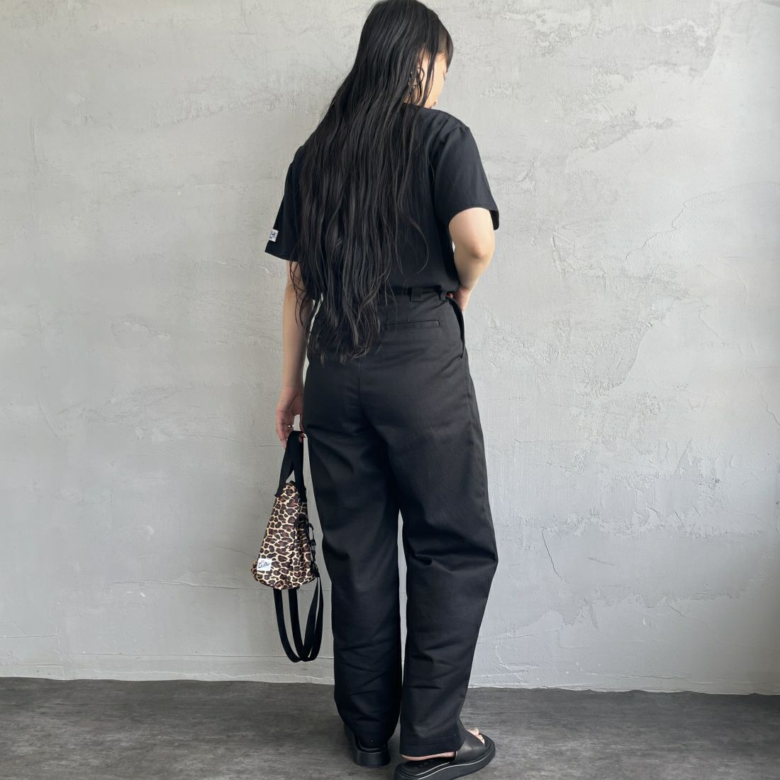 The Endless Summer [エンドレスサマー] 別注 花柄ワンポイント刺繍ロゴ ショートスリーブTシャツ [FH-24574503-JF] 01 BLACK &&モデル身長：156cm 着用サイズ：S&&