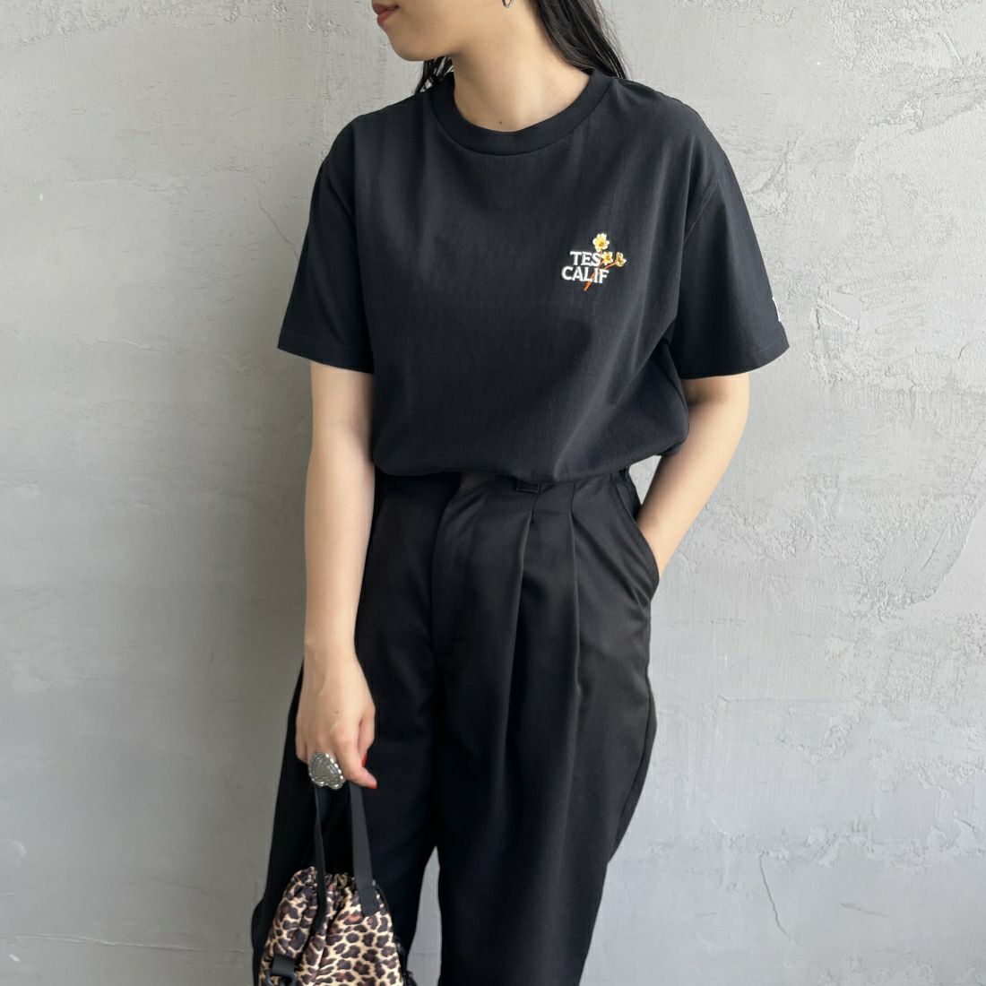 The Endless Summer [エンドレスサマー] 別注 花柄ワンポイント刺繍ロゴ ショートスリーブTシャツ [FH-24574503-JF] 01 BLACK &&モデル身長：156cm 着用サイズ：S&&