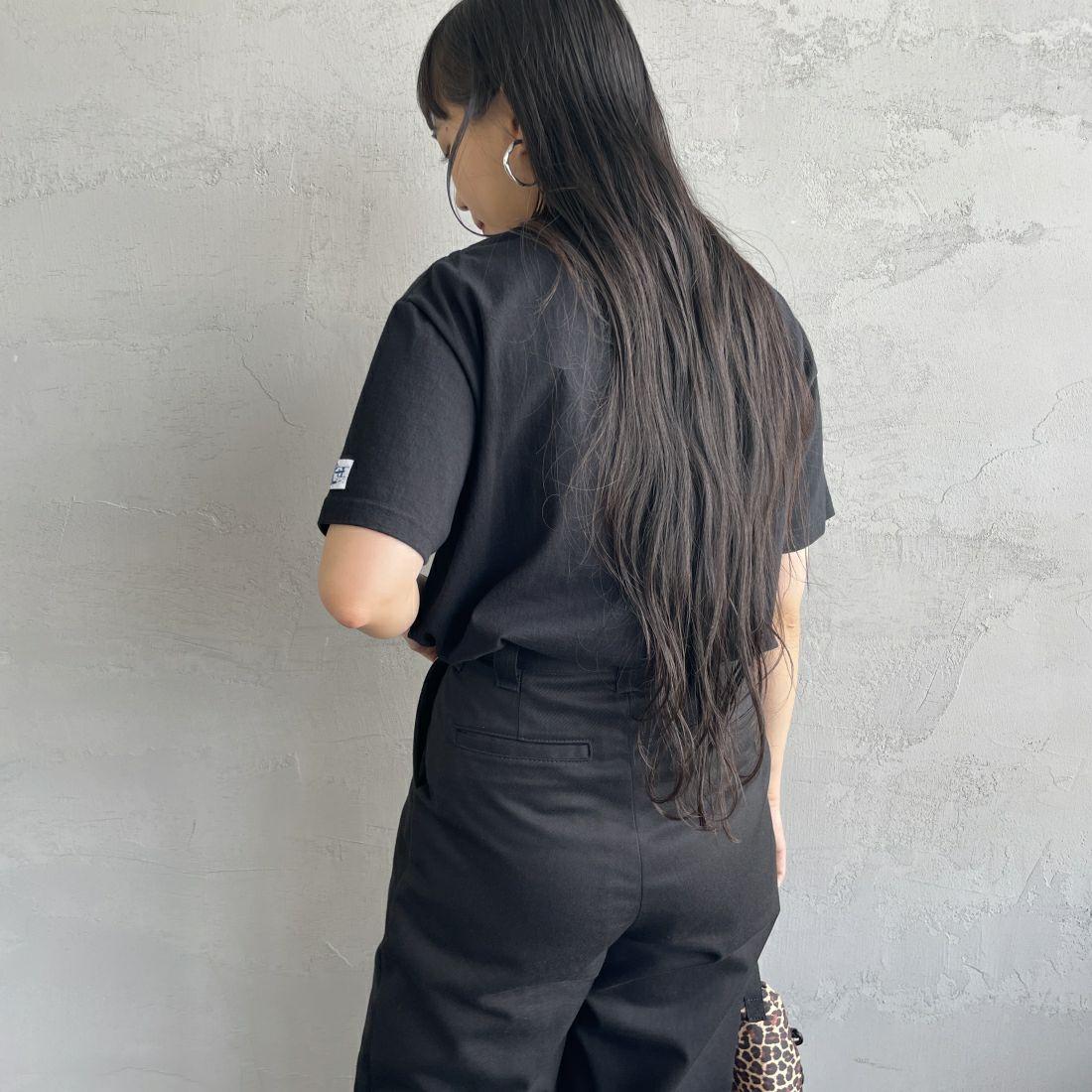 The Endless Summer [エンドレスサマー] 別注 花柄ワンポイント刺繍ロゴ ショートスリーブTシャツ [FH-24574503-JF] 01 BLACK &&モデル身長：156cm 着用サイズ：S&&