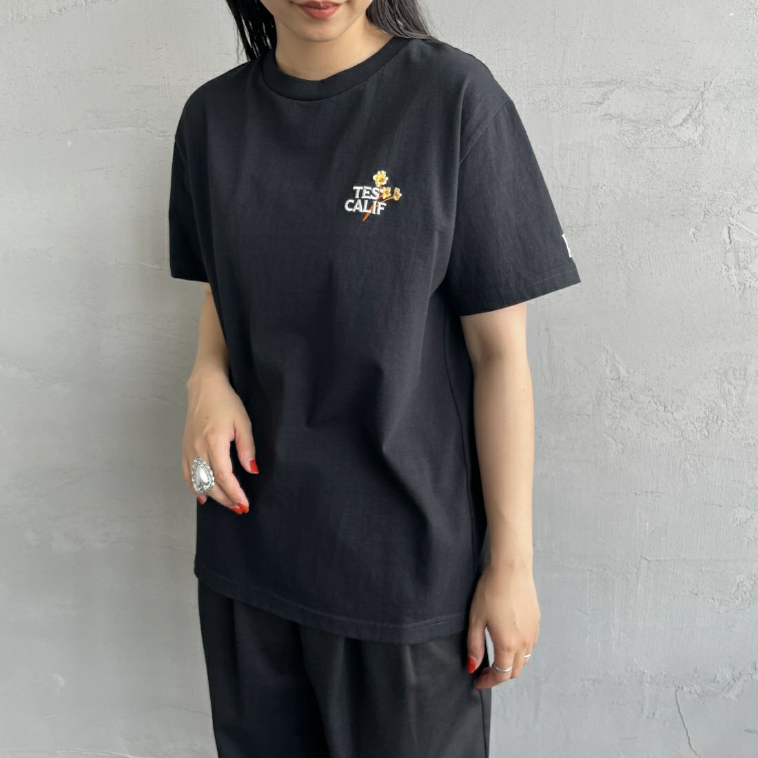 The Endless Summer [エンドレスサマー] 別注 花柄ワンポイント刺繍ロゴ ショートスリーブTシャツ [FH-24574503-JF] 01 BLACK &&モデル身長：156cm 着用サイズ：S&&