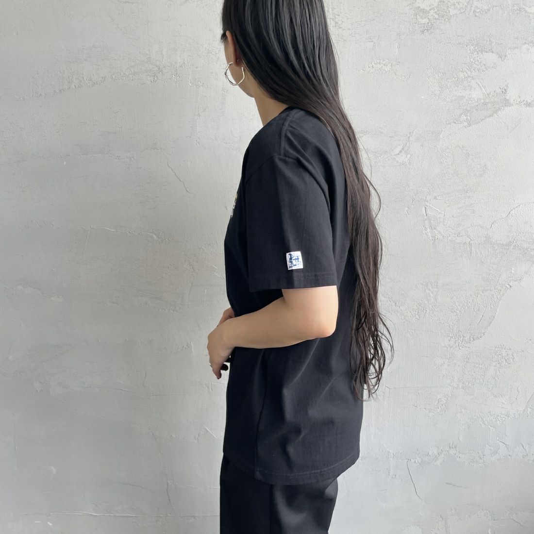 The Endless Summer [エンドレスサマー] 別注 花柄ワンポイント刺繍ロゴ ショートスリーブTシャツ [FH-24574503-JF] 01 BLACK &&モデル身長：156cm 着用サイズ：S&&