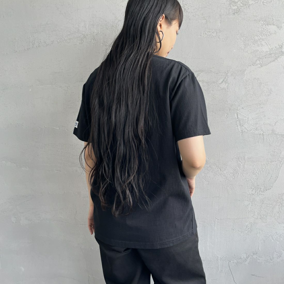 The Endless Summer [エンドレスサマー] 別注 花柄ワンポイント刺繍ロゴ ショートスリーブTシャツ [FH-24574503-JF] 01 BLACK &&モデル身長：156cm 着用サイズ：S&&