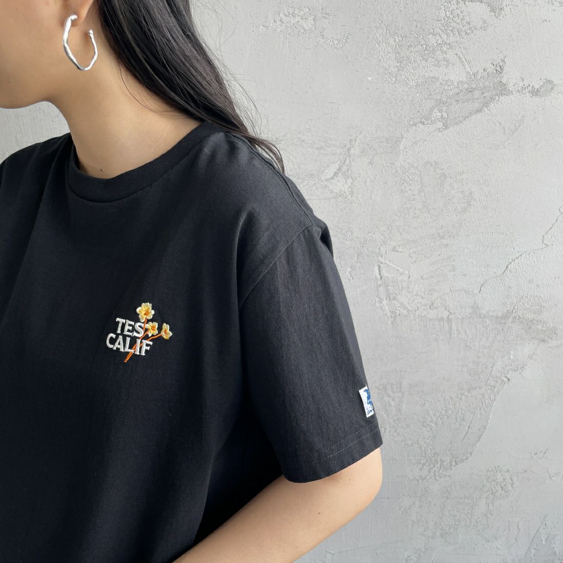 The Endless Summer [エンドレスサマー] 別注 花柄ワンポイント刺繍ロゴ ショートスリーブTシャツ [FH-24574503-JF] 01 BLACK &&モデル身長：156cm 着用サイズ：S&&
