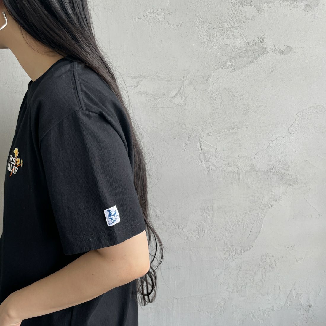 The Endless Summer [エンドレスサマー] 別注 花柄ワンポイント刺繍ロゴ ショートスリーブTシャツ [FH-24574503-JF] 01 BLACK &&モデル身長：156cm 着用サイズ：S&&
