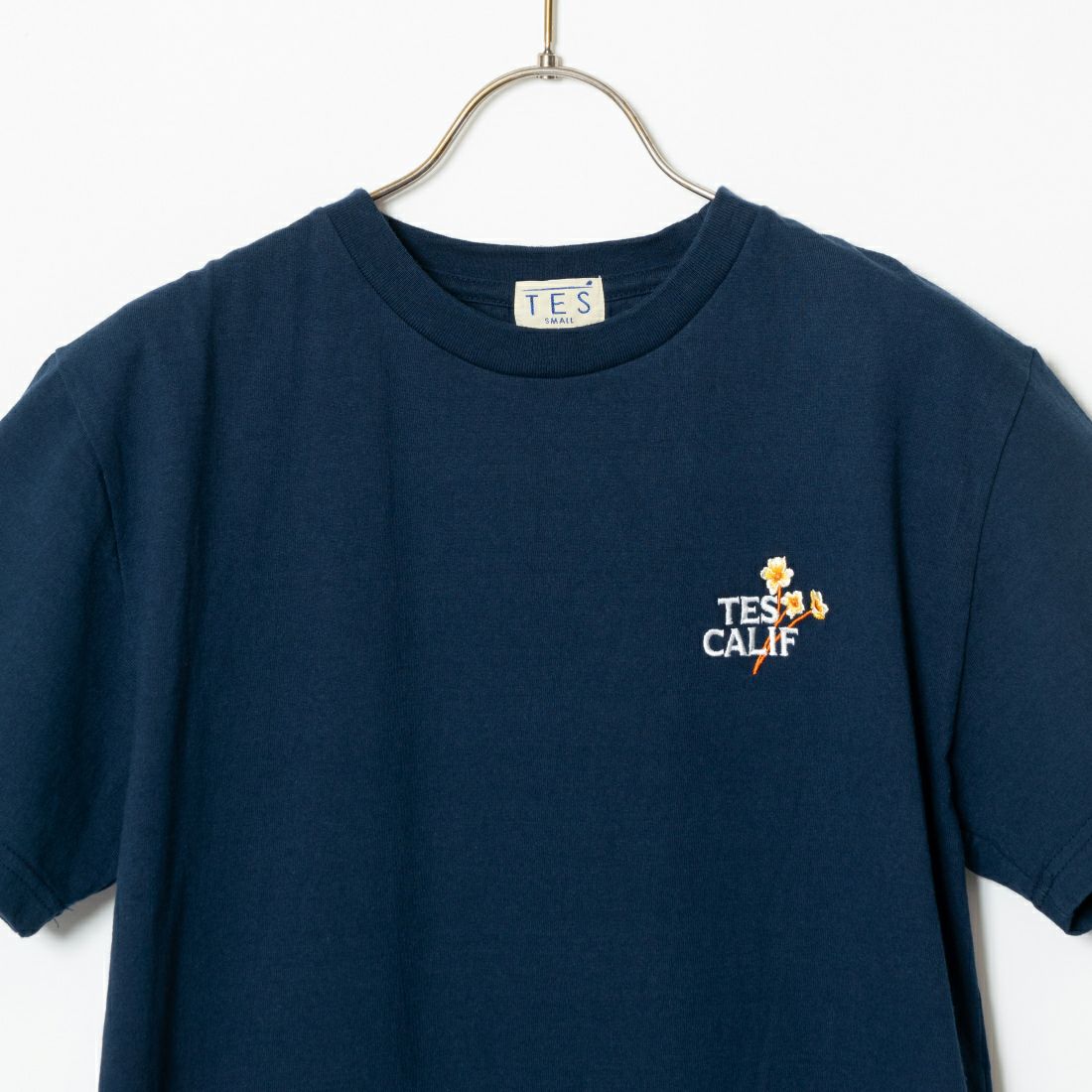 The Endless Summer [エンドレスサマー] 別注 花柄ワンポイント刺繍ロゴ ショートスリーブTシャツ [FH-24574503-JF] 60 NAVY