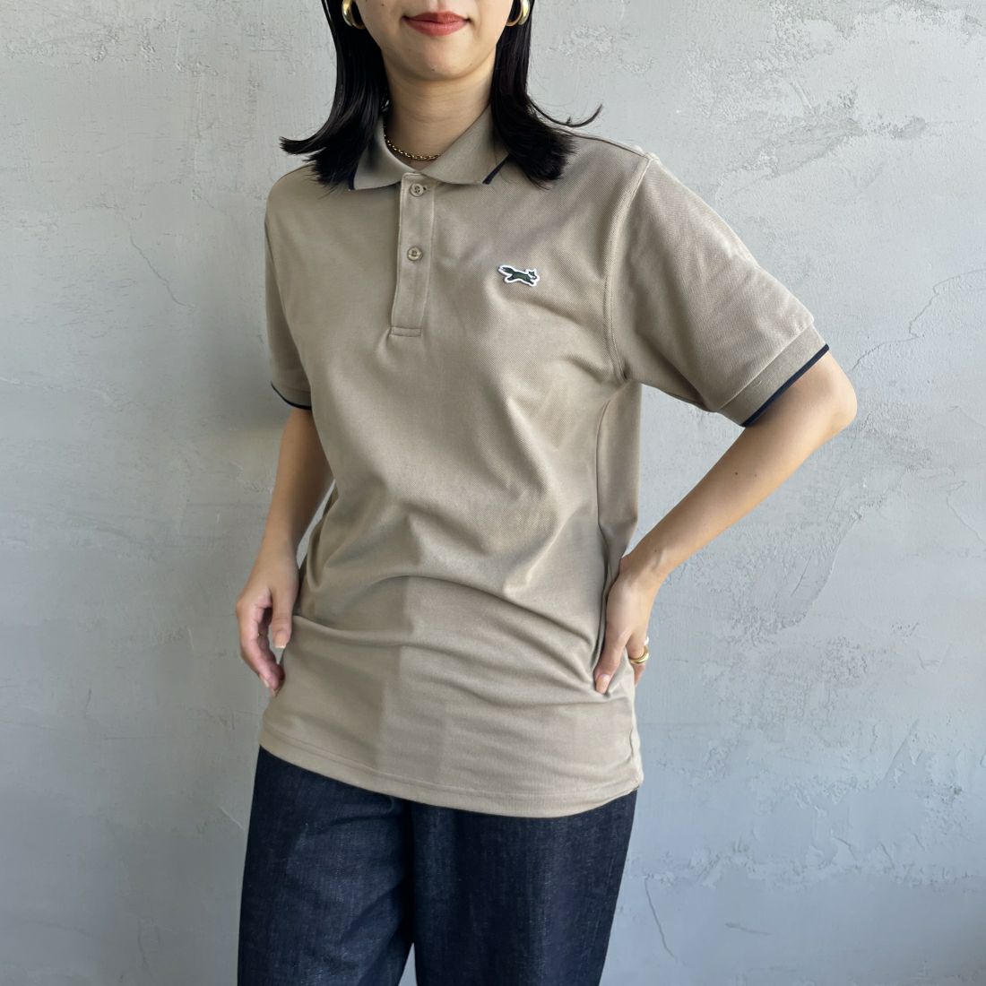 THE FOX [ザフォックス] 別注 ワンポイントロゴポロシャツ [JF24SS-05-JF] GREIGE &&モデル身長：163cm 着用サイズ：S&&