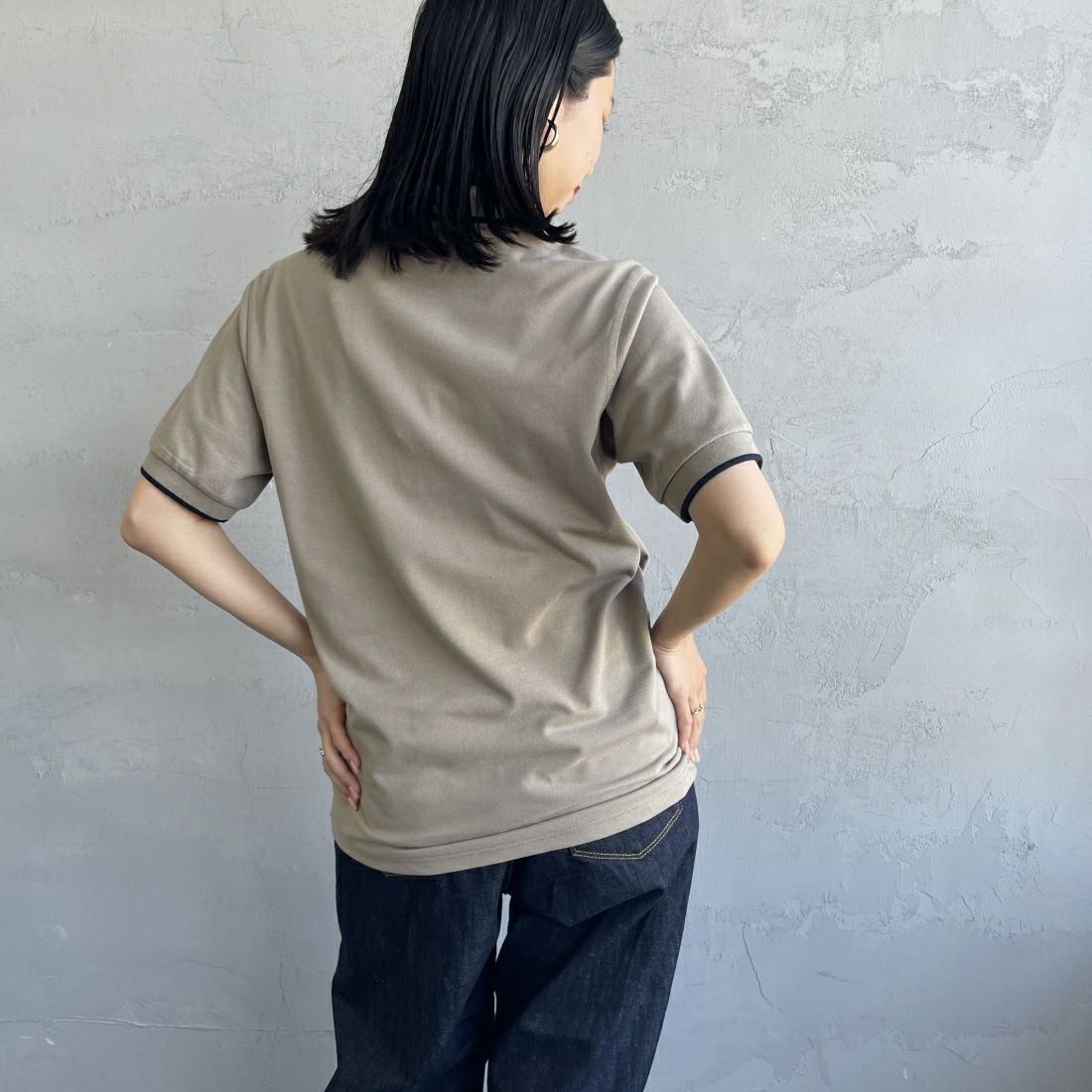 THE FOX [ザフォックス] 別注 ワンポイントロゴポロシャツ [JF24SS-05-JF] GREIGE &&モデル身長：163cm 着用サイズ：S&&