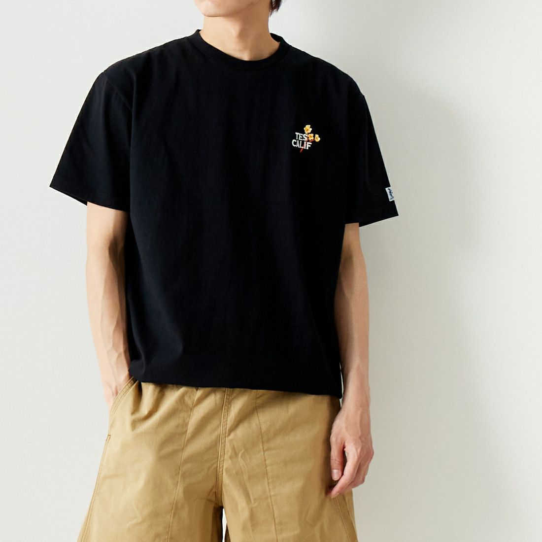 The Endless Summer [エンドレスサマー] 別注 花柄ワンポイント刺繍ロゴ ショートスリーブTシャツ [FH-24574503-JF] 01 BLACK &&モデル身長：182cm 着用サイズ：L&&