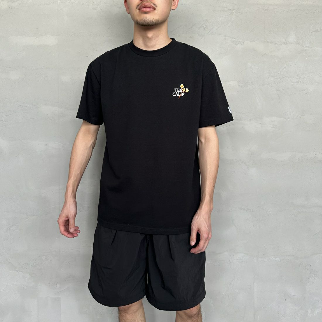 The Endless Summer [エンドレスサマー] 別注 花柄ワンポイント刺繍ロゴ ショートスリーブTシャツ [FH-24574503-JF] 01 BLACK &&モデル身長：168cm 着用サイズ：L&&