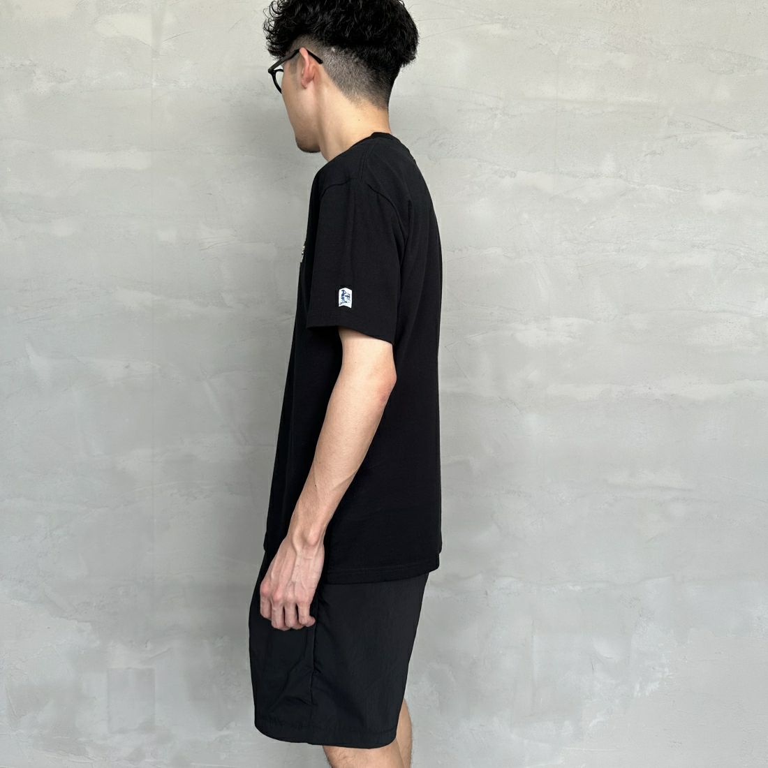 The Endless Summer [エンドレスサマー] 別注 花柄ワンポイント刺繍ロゴ ショートスリーブTシャツ [FH-24574503-JF] 01 BLACK &&モデル身長：168cm 着用サイズ：L&&