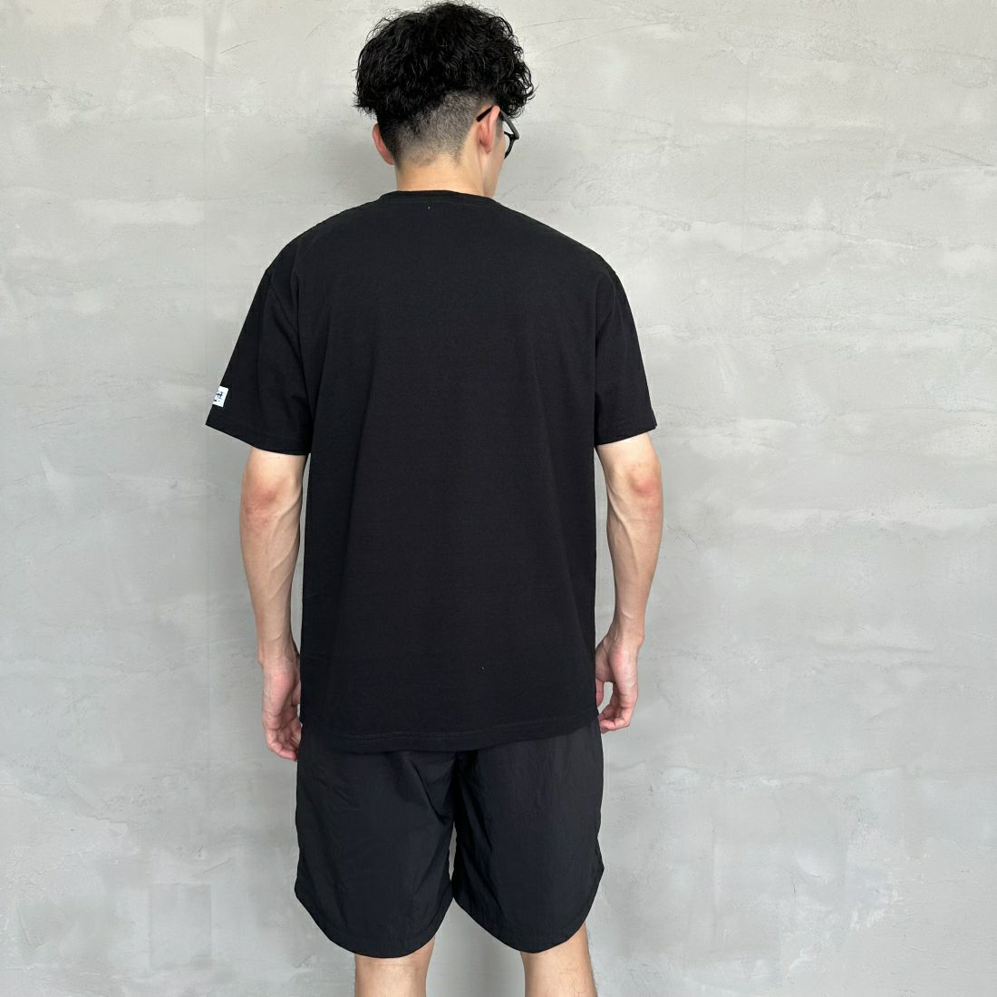 The Endless Summer [エンドレスサマー] 別注 花柄ワンポイント刺繍ロゴ ショートスリーブTシャツ [FH-24574503-JF] 01 BLACK &&モデル身長：168cm 着用サイズ：L&&