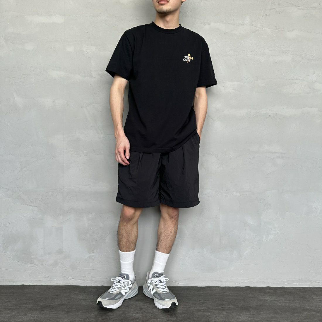 The Endless Summer [エンドレスサマー] 別注 花柄ワンポイント刺繍ロゴ ショートスリーブTシャツ [FH-24574503-JF] 01 BLACK &&モデル身長：168cm 着用サイズ：L&&