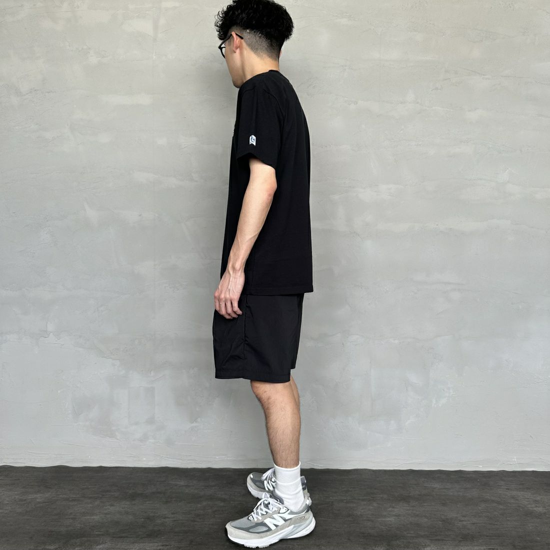 The Endless Summer [エンドレスサマー] 別注 花柄ワンポイント刺繍ロゴ ショートスリーブTシャツ [FH-24574503-JF] 01 BLACK &&モデル身長：168cm 着用サイズ：L&&