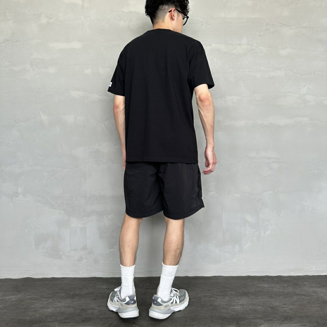 The Endless Summer [エンドレスサマー] 別注 花柄ワンポイント刺繍ロゴ ショートスリーブTシャツ [FH-24574503-JF] 01 BLACK &&モデル身長：168cm 着用サイズ：L&&