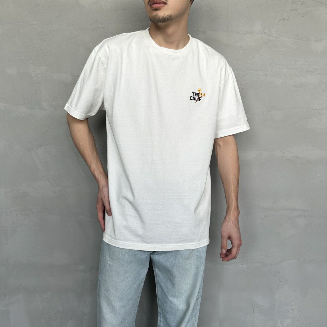 The Endless Summer [エンドレスサマー] 別注 花柄ワンポイント刺繍ロゴ ショートスリーブTシャツ [FH-24574503-JF] 07 WHITE &&モデル身長：168cm 着用サイズ：XL&&
