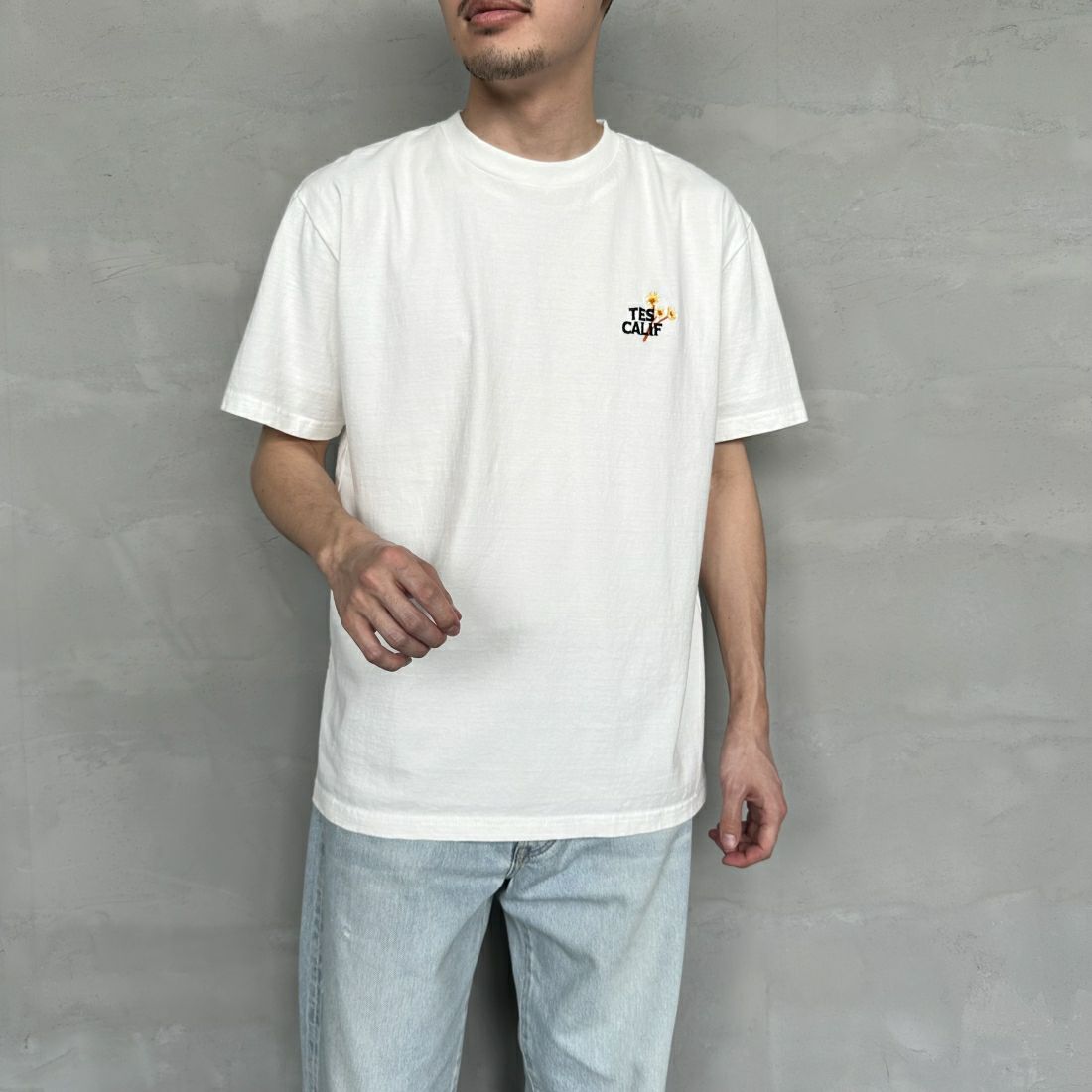 The Endless Summer [エンドレスサマー] 別注 花柄ワンポイント刺繍ロゴ ショートスリーブTシャツ [FH-24574503-JF] 07 WHITE &&モデル身長：168cm 着用サイズ：L&&